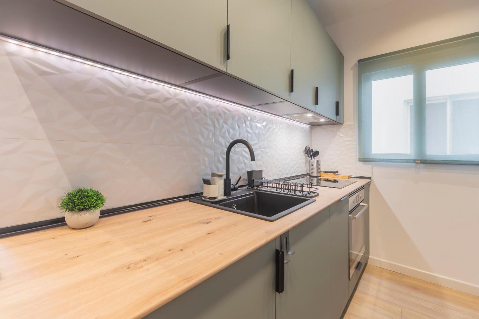 Fully Renovated Apartment In The Heart Of Fuengirola, 2 Min Walk To The Beach المظهر الخارجي الصورة